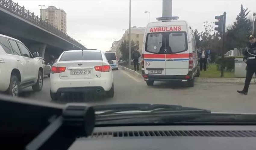 В Баку машина скорой помощи попала в аварию - ВИДЕО