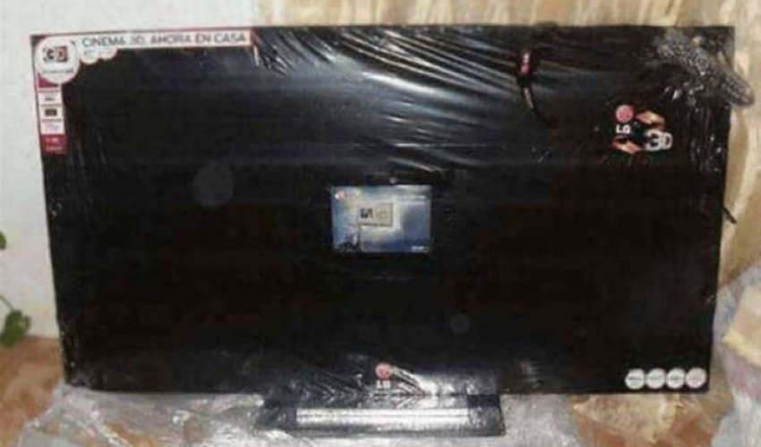 İnternetdən sifariş etdiyi televizorun içindən baxın nə çıxdı - Həyatının şokunu yaşadı - FOTOLAR