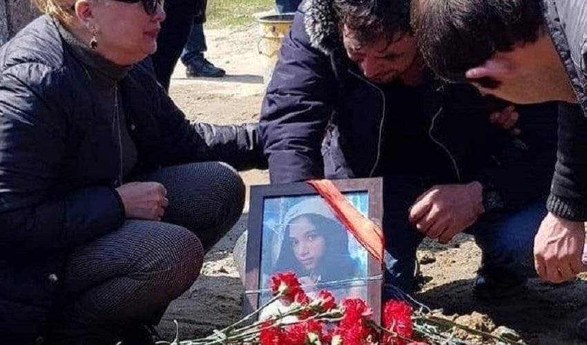 İşdən qovulan məktəb direktoru ölən Elinanın anasına susması üçün torpaq sahəsi təklif etdi İşdən qovulan məktəb direktoru ölən Elinanın anasına susması üçün torpaq sahəsi təklif etdi