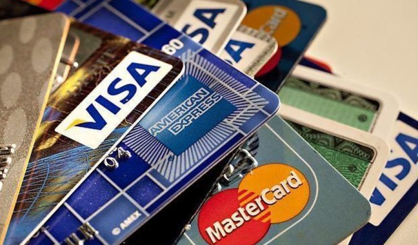 В Азербайджане сократилось количество кредитных карт
