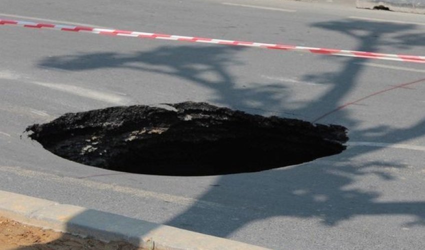 На проспекте Бабека просел асфальт - ВИДЕО