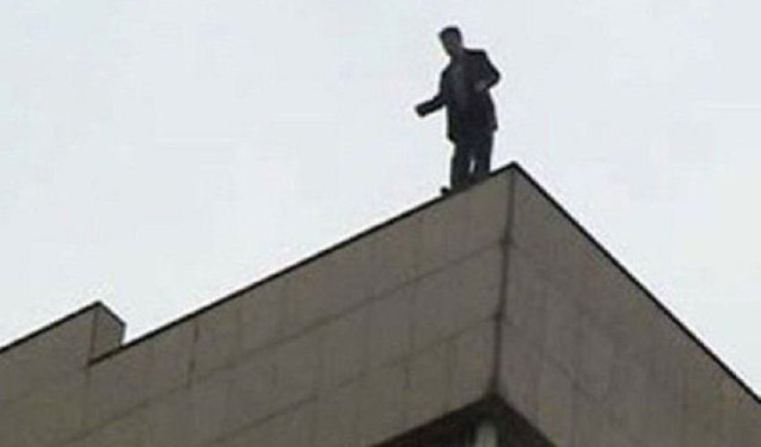 Yanğına görə özünü binadan atan evə buraxılır