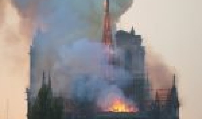 Parisdə dəhşət - Notr-Dam kilsəsi yanır - FOTO/Canlı yayım Parisdə dəhşət - Notr-Dam kilsəsi yanır - FOTO/Canlı yayım