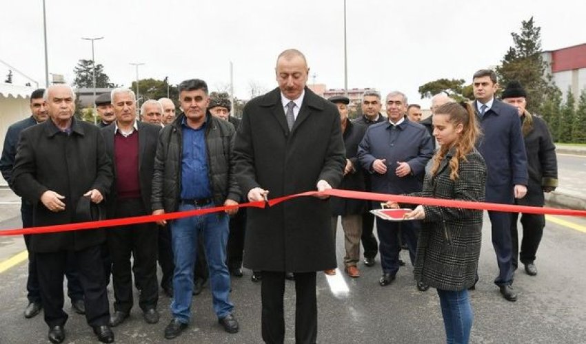 Ильхам Алиев на открытии дороги в Баку - ФОТО