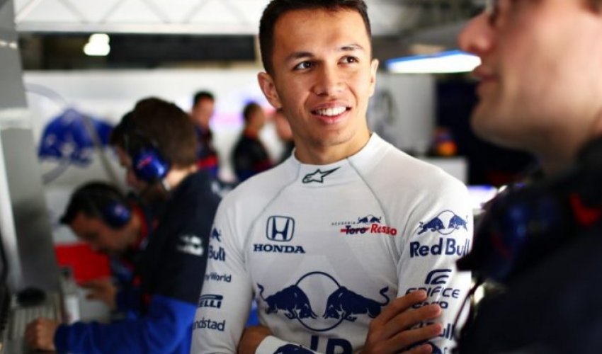 Круг по бакинской трассе вместе с пилотом «Торо Россо» Албоном - ВИДЕО