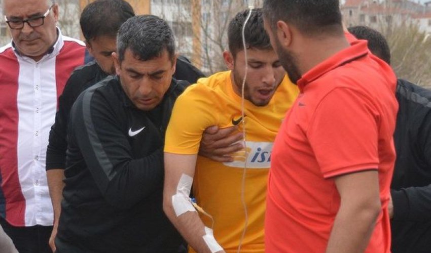 Futbolçunun ağzına arı girdi, xəstəxanalıq oldu - FOTO Futbolçunun ağzına arı girdi, xəstəxanalıq oldu - FOTO
