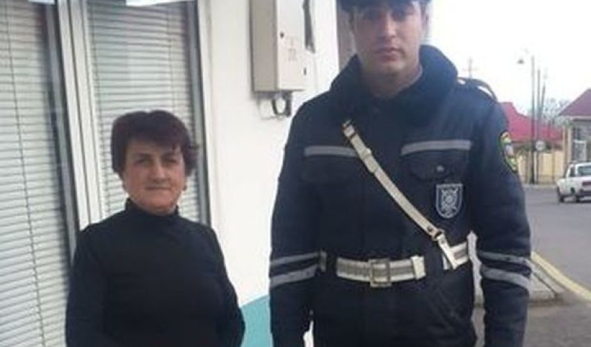 В Азербайджане полицейские вернули женщине потерянные деньги В Азербайджане полицейские вернули женщине потерянные деньги