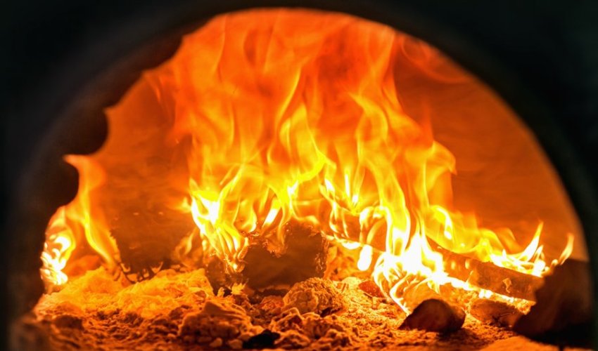 İçində şeytan var deyib 2 yaşlı nəvəsini sobaya atdı - FOTO