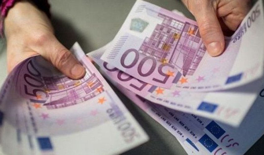 Azərbaycanlı cütlük pulla dolu çantasını “zapravka”da unutdu Azərbaycanlı cütlük pulla dolu çantasını “zapravka”da unutdu