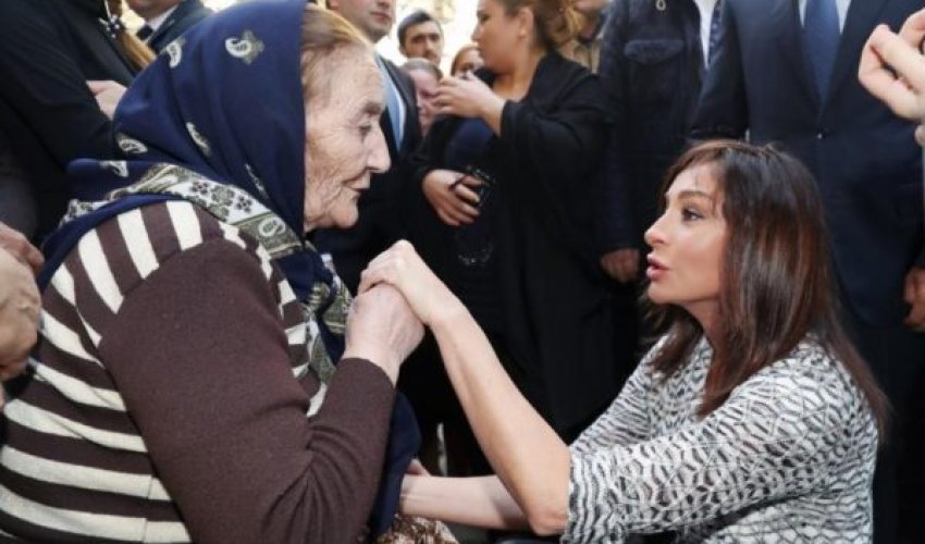 Mehriban Əliyevadan yaşlı qadına səmimi jest – MARAQLI FOTOLAR 