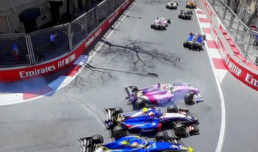 Bakıda Formula yarışında zəncirvari qəza - 3 pilot yarışı dayandırdı - FOTO Bakıda Formula yarışında zəncirvari qəza - 3 pilot yarışı dayandırdı - FOTO