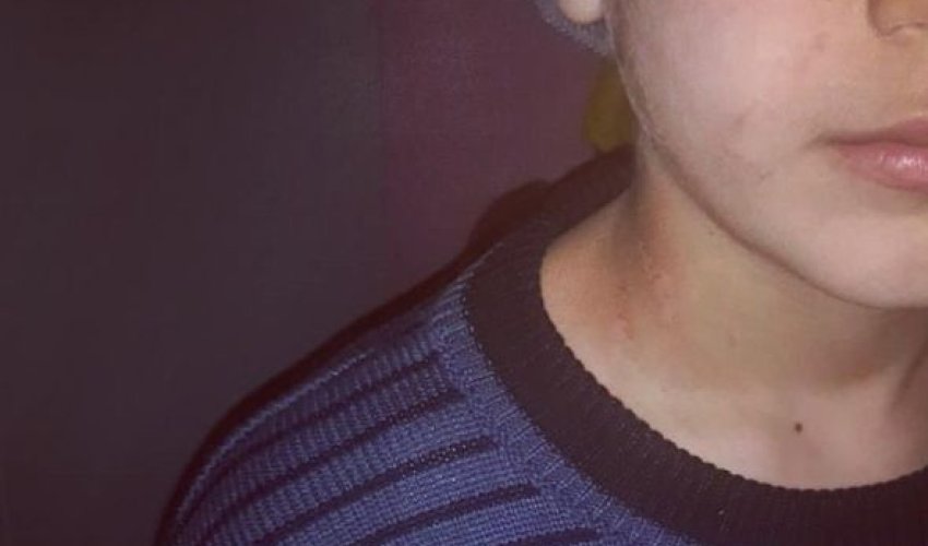 Bakıda qadın  uşağını görün nəyə görə vəhşicəsinə döyüb -  FOTOLAR