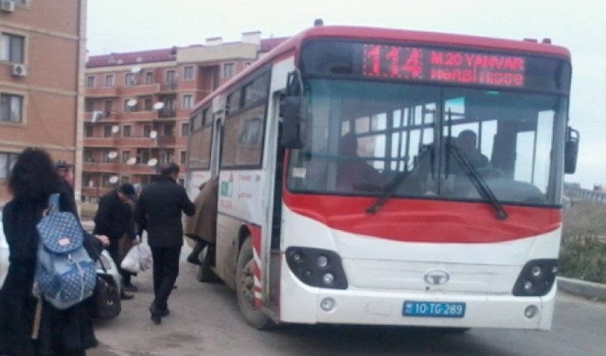 Avtobus sürücüsü halı pisləşən sərnişini təhqir etdi - VİDEO Avtobus sürücüsü halı pisləşən sərnişini təhqir etdi - VİDEO