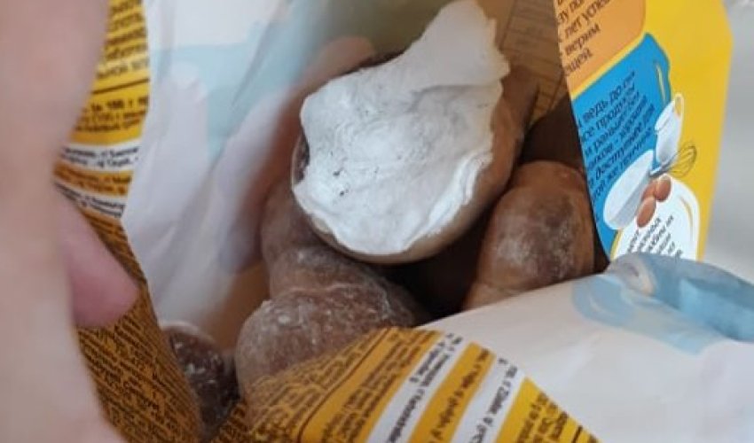 Bakıda aparıcının aldığı pryanikin içərisindən görün nə çıxdı - VİDEO