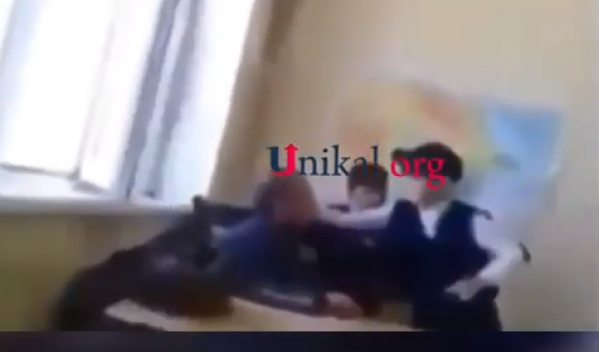 Azərbaycanda məktəbdə biabırçılıq: şagird müəllimə əl qaldırdı (VİDEO)