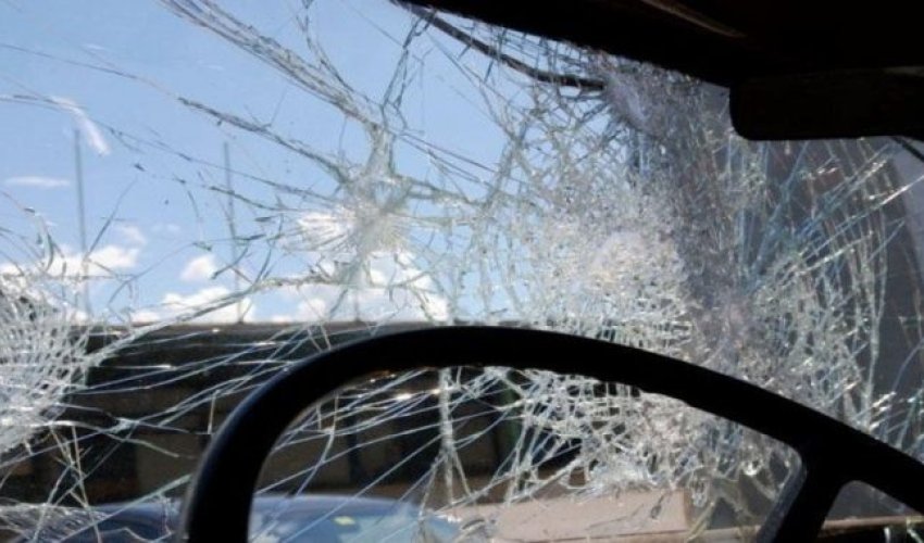 Qaxda məhbus daşıyan maşın qəzaya düşüb, iki polis xəsarət alıb Qaxda məhbus daşıyan maşın qəzaya düşüb, iki polis xəsarət alıb