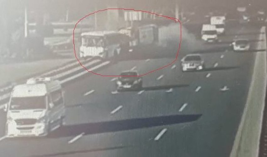 Bakıda zibil maşınının avtobusa çırpıldığı qəza anı - VİDEO Bakıda zibil maşınının avtobusa çırpıldığı qəza anı - VİDEO