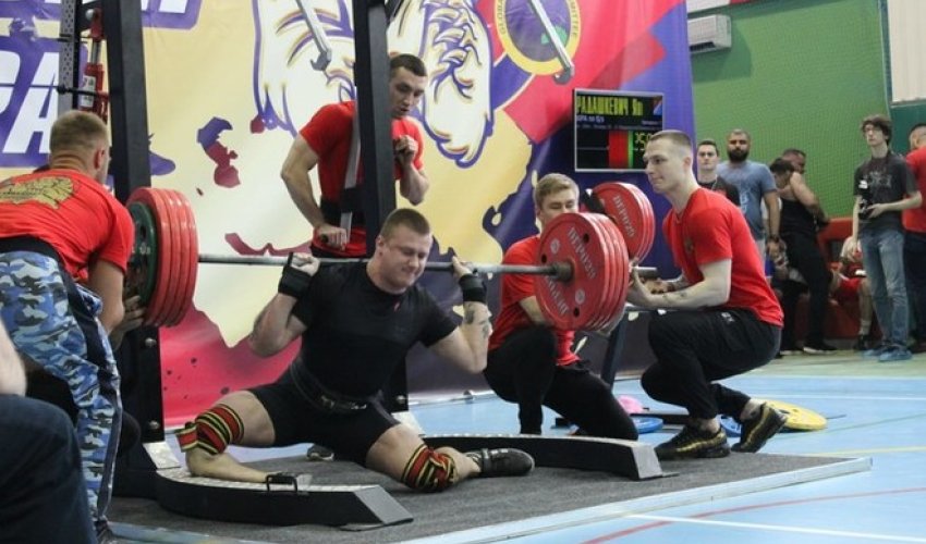 İdmançı ştanq qaldırmaq istədi, ayaqları qırıldı - VİDEO