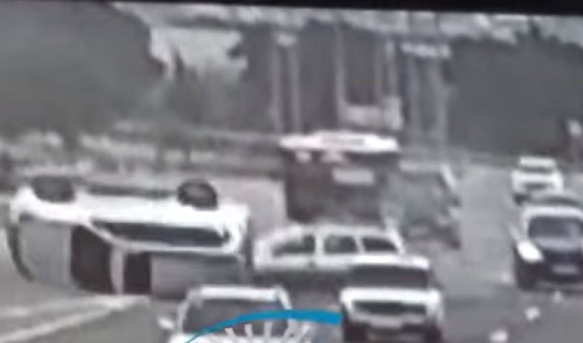 “Uçan baqaj” qəzaya səbəb oldu: “Prado” aşdı, “Opel” çevrildi - VİDEO “Uçan baqaj” qəzaya səbəb oldu: “Prado” aşdı, “Opel” çevrildi - VİDEO