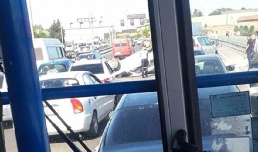 Bakıda aeroport yolunda dəhşətli qəza - Avtomobil belə aşdı - FOTO