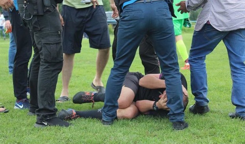 Futbol fanatları hakimi döydülər - Video Futbol fanatları hakimi döydülər - Video