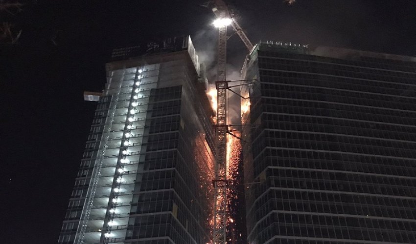 В Варшаве горит небоскрёб В Варшаве горит небоскрёб