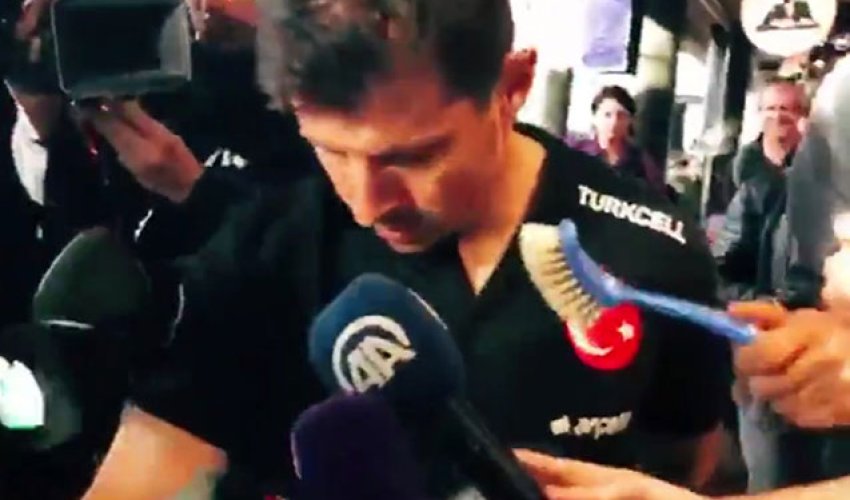 Məşhur futbolçuya hörmətsizlik - Video Məşhur futbolçuya hörmətsizlik - Video