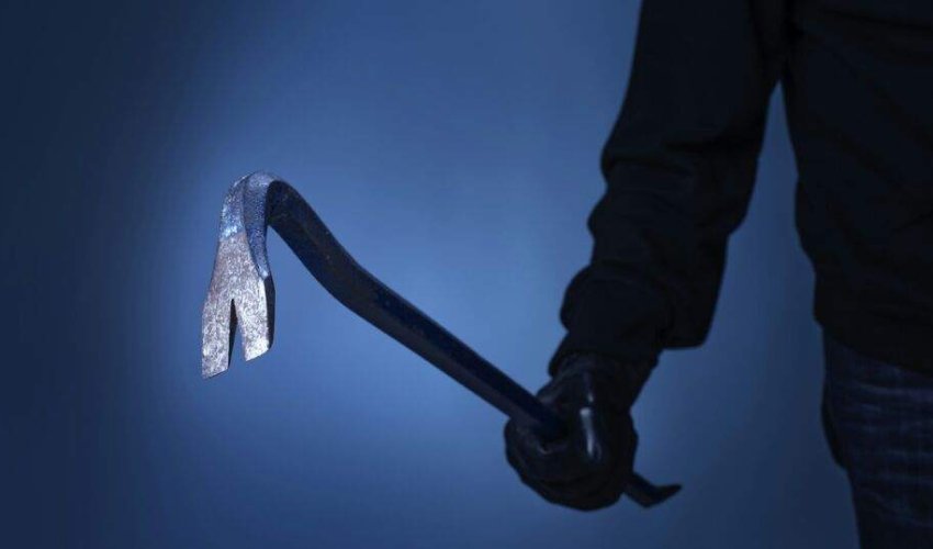 Onkoloji xəstə öldü deyə oğlu təcili yardım işçilərinə lomla hücum çəkdi Onkoloji xəstə öldü deyə oğlu təcili yardım işçilərinə lomla hücum çəkdi