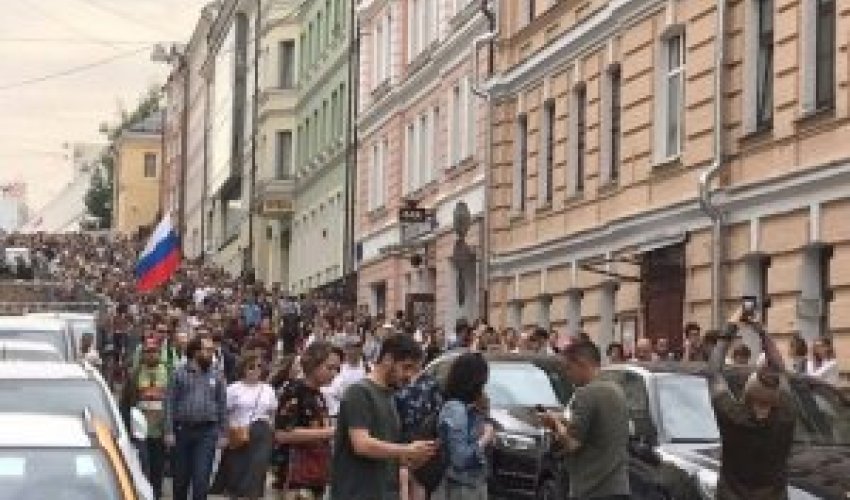Moskvada kütləvi aksiya- jurnalistlər tutuldu - Video Moskvada kütləvi aksiya- jurnalistlər tutuldu - Video