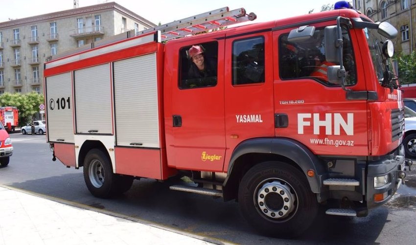 Bakıda bərbərxana yanıdı