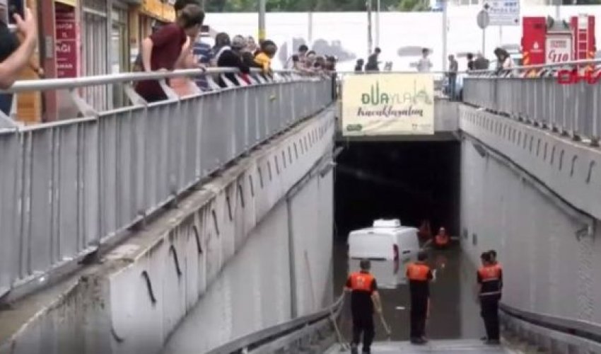 İstanbulu “sel apardı”, leysan şəhəri iflic etdi - Foto