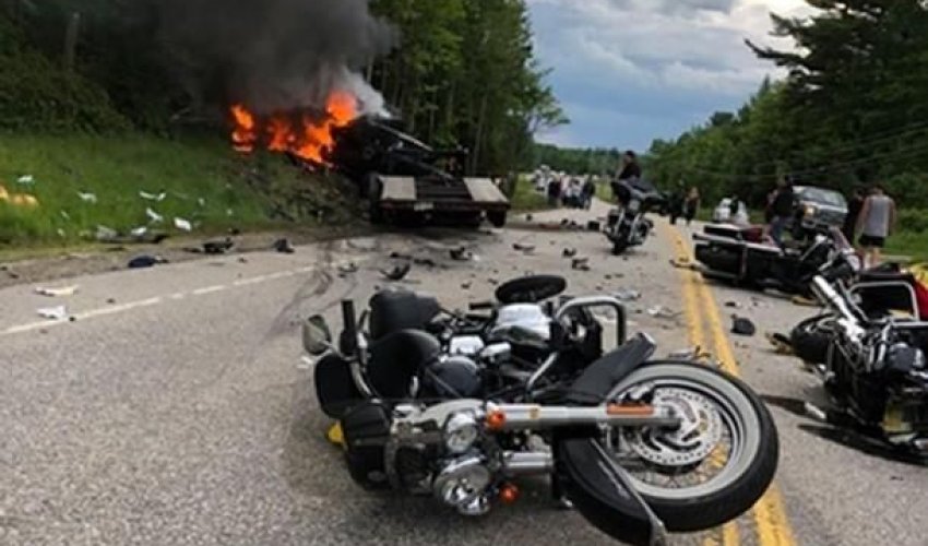 Avtomobil motosikletçiləri vurdu: 7 ölü və... - VİDEO