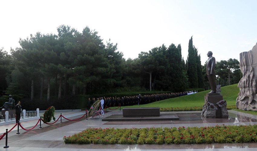 Azerbaijani Defense Ministry’s leadership visits Alley of Honors and Alley of Martyrs (PHOTO)