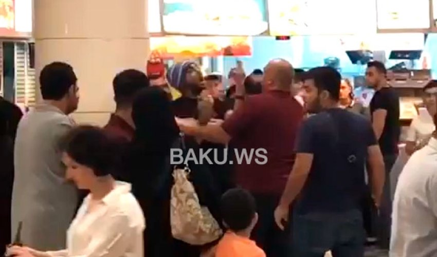 Драка между арабами и азербайджанцами в торговом центре Баку - ВИДЕО Драка между арабами и азербайджанцами в торговом центре Баку - ВИДЕО