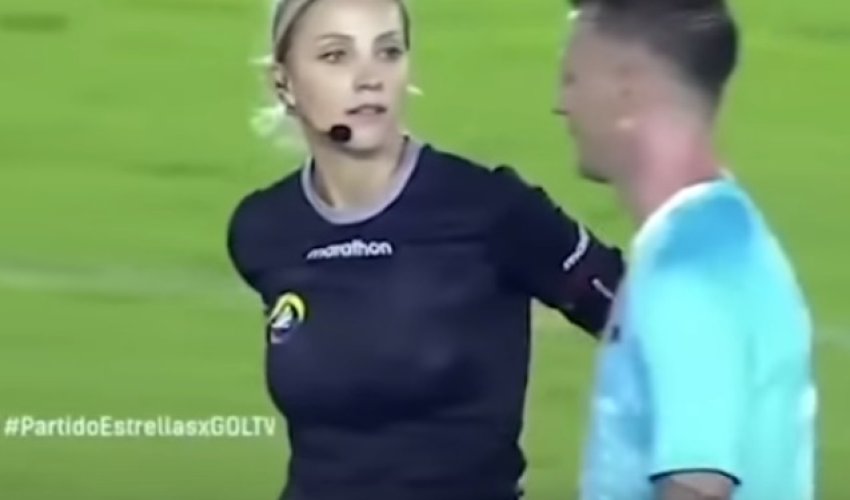 Futbolçu ilə zarafat etdi, bir anda məşhurlaşdı - VİDEO Futbolçu ilə zarafat etdi, bir anda məşhurlaşdı - VİDEO