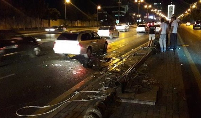 Bakıda yol qəzası: işıq dirəyi aşdı, tıxac yarandı - VİDEO Bakıda yol qəzası: işıq dirəyi aşdı, tıxac yarandı - VİDEO