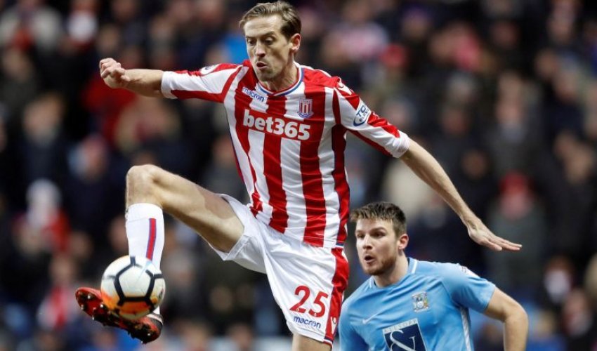 Tanınmış futbolçu karyerasını başa vurub