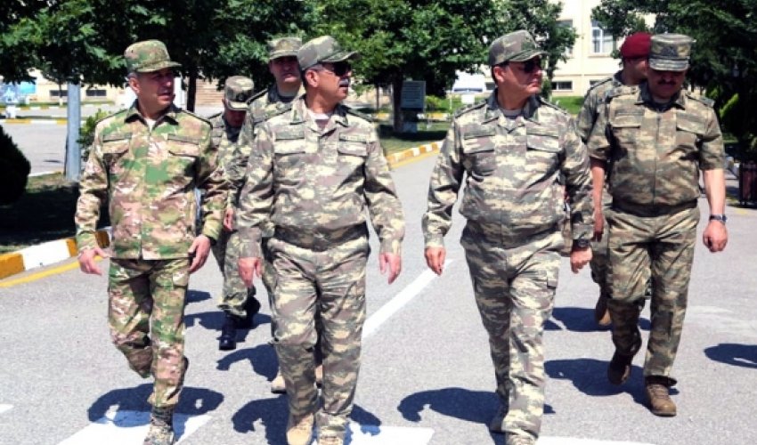 Закир Гасанов проверяет воинские части