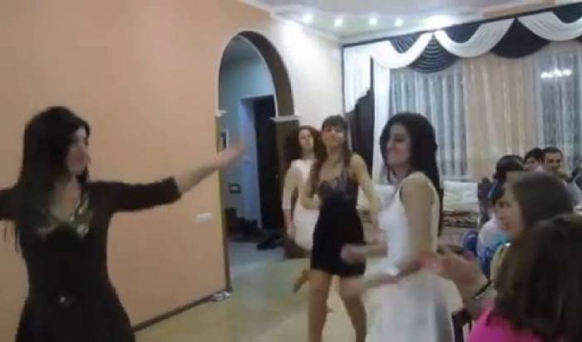 Erməni qızları Rəhim Rəhimlinin mahnısına belə rəqs etdilər - VİDEO Erməni qızları Rəhim Rəhimlinin mahnısına belə rəqs etdilər - VİDEO