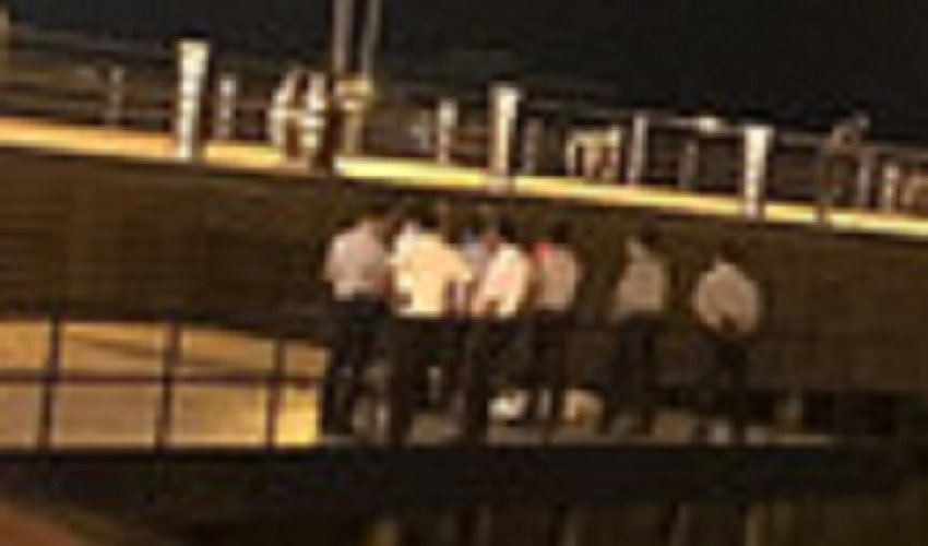 Bakı Bulvarında daha bir İNTİHAR - 21 yaşlı gənc özünü dənizə atdı - FOTO