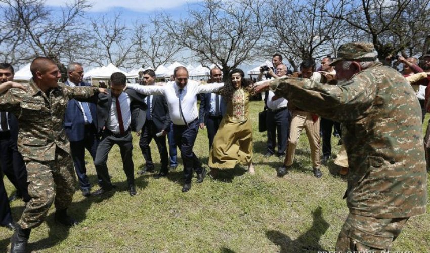 Paşinyan qədim Azərbaycan torpaqlarında rəqs elədi - VİDEO Paşinyan qədim Azərbaycan torpaqlarında rəqs elədi - VİDEO