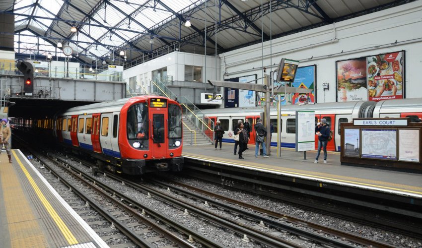 Thousands of train passengers stranded as all lines blocked at London station Thousands of train passengers stranded as all lines blocked at London station