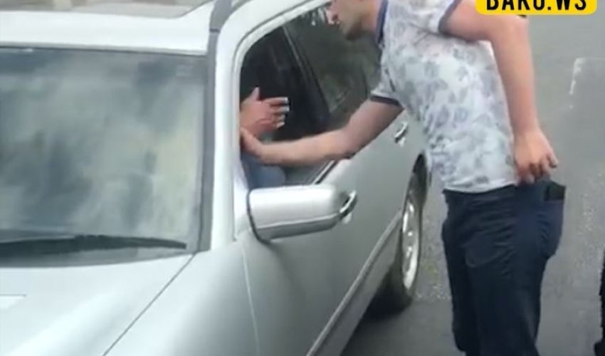 Bakıda qəribə hadisə: Sürücü 40 dəqiqə tərslik edib hərəkəti iflic etdi - Video Bakıda qəribə hadisə: Sürücü 40 dəqiqə tərslik edib hərəkəti iflic etdi - Video