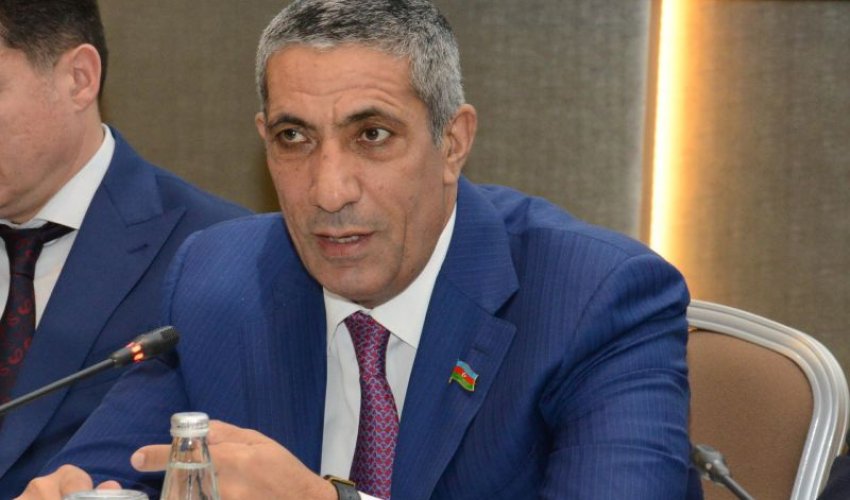 Deputat Siyavuş Novruzov müğənni Afaq Aslanla fotosundan danışdı - FOTO Deputat Siyavuş Novruzov müğənni Afaq Aslanla fotosundan danışdı - FOTO