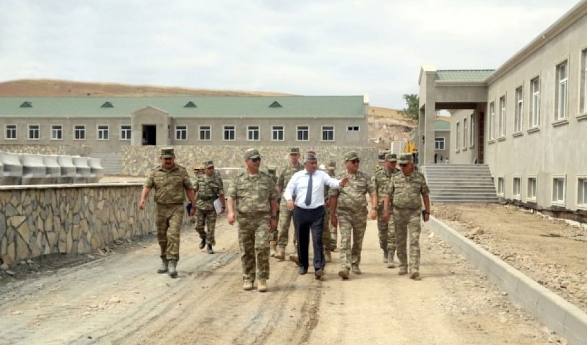 Закир Гасанов проверяет воинские части на передовой