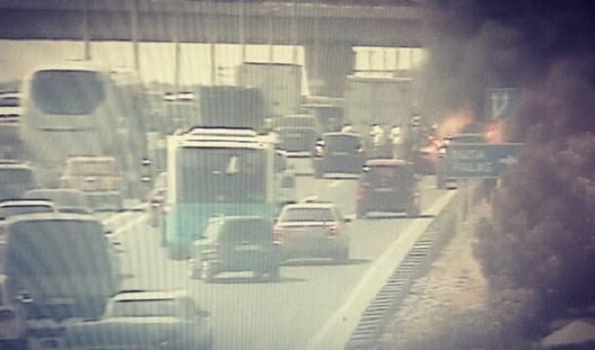 SON DƏQİQƏ: Bakıda avtomobili yanır - Yolda tıxaca yaranıb - FOTO SON DƏQİQƏ: Bakıda avtomobili yanır - Yolda tıxaca yaranıb - FOTO