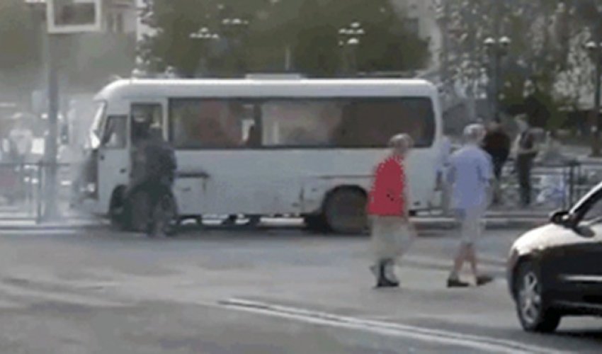 Polislər yanan avtobusdan insanları belə xilas etdilər - VİDEO Polislər yanan avtobusdan insanları belə xilas etdilər - VİDEO