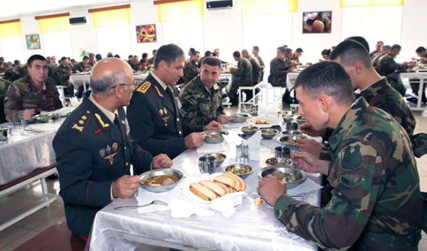 Vilayət Eyvazov əsgərlərlə nahar etdi (FOTOLAR)
