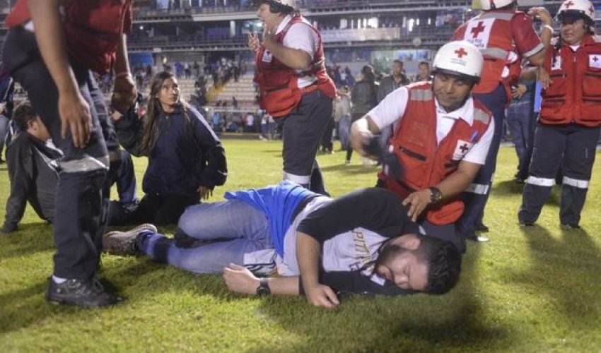 Kütləvi dava: Üç futbolçu yaralandı, dörd azarkeş öldü – Video Kütləvi dava: Üç futbolçu yaralandı, dörd azarkeş öldü – Video