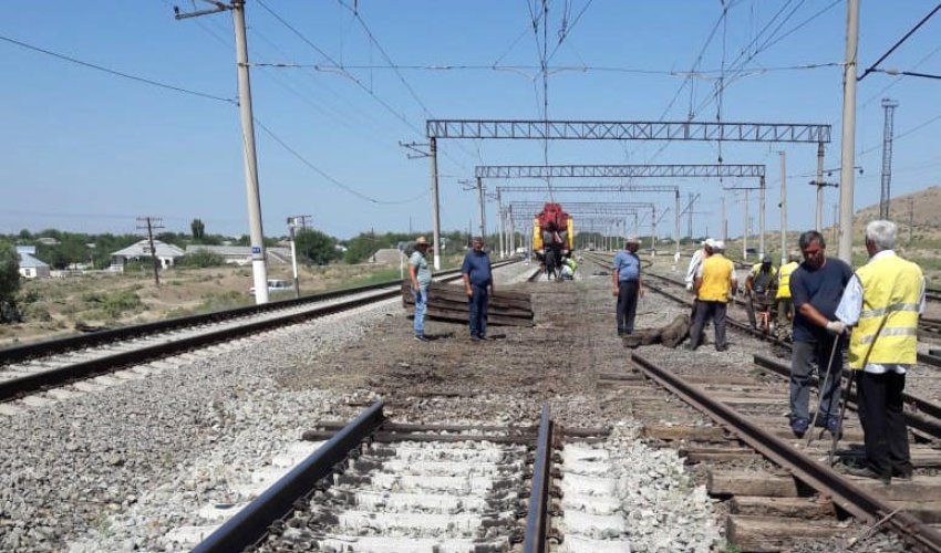 На железных дорогах Азербайджана продолжается установка новых На железных дорогах Азербайджана продолжается установка новых